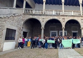 Concentración en el patio del palacio ducal.