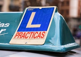 Imagen de un coche de prácticas de autoescuela.