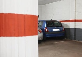 En la foto se pueden apreciar las estrecheces de los garajes antiguos, adaptados a los vehículos de hace décadas que eran más pequeños que los actuales.