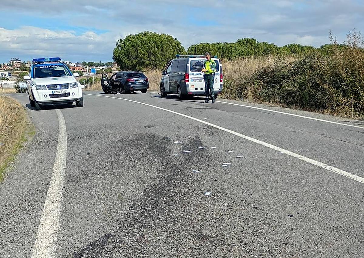 Imagen secundaria 1 - Una colisión entre un coche y una moto a las afueras Vilamayor se salda con un motorista herido trasladado al Hospital
