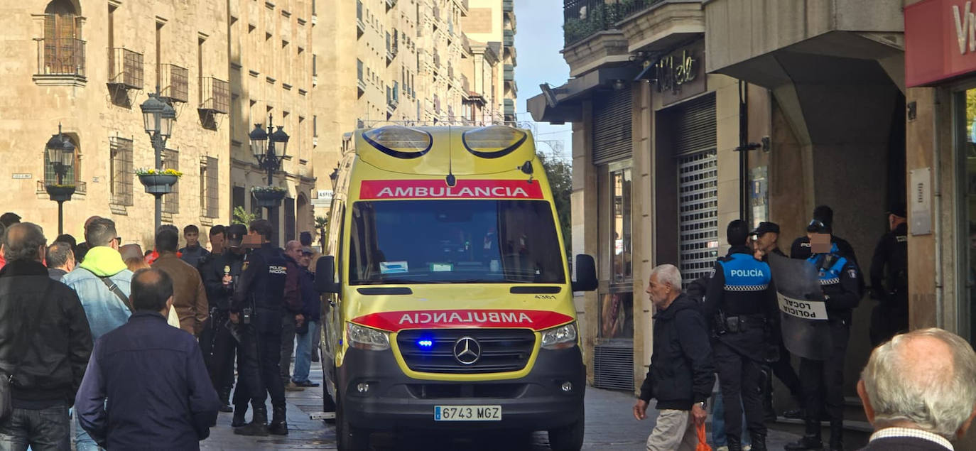 Imagen principal - Revuelo en la plaza de los Bandos: Policía Nacional y Local se movilizan para evitar un suicidio