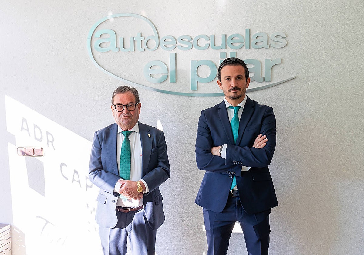 Antonio Rollán Díaz, junto a su hijo Antonio, que ha tomado el relevo de la empresa.