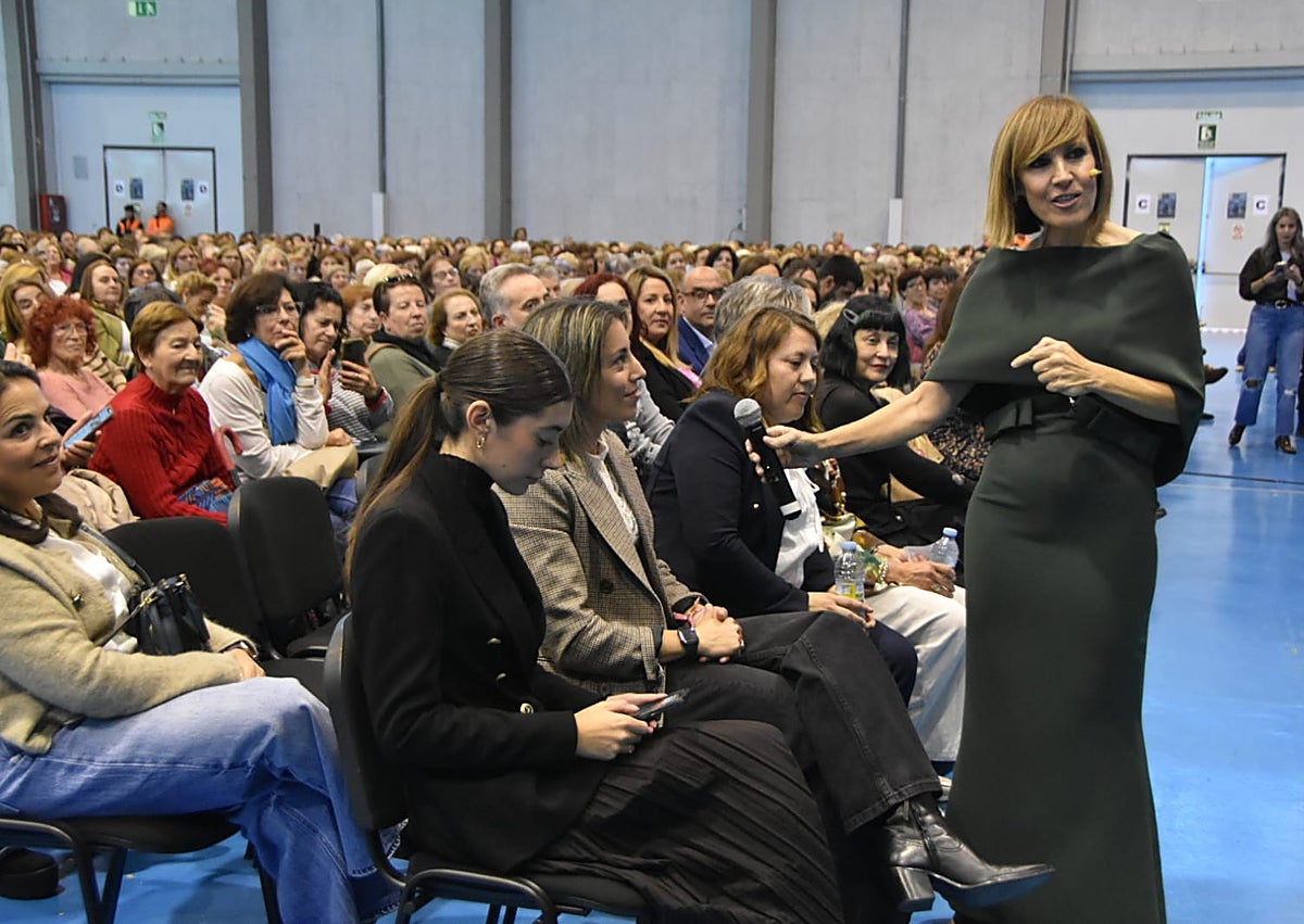 Imagen secundaria 1 - Más de 2.000 féminas celebran el &#039;Día de la Mujer Rural&#039;: «Sois guardianas de las tradiciones y la voz del futuro de Salamanca»