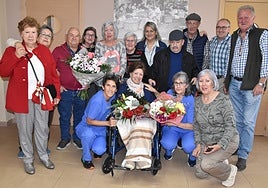 Cecilia Sánchez, con sobrinos, allegados y trabajadores de la residencia, en su 100 cumpleaños, en Puerto de Béjar.