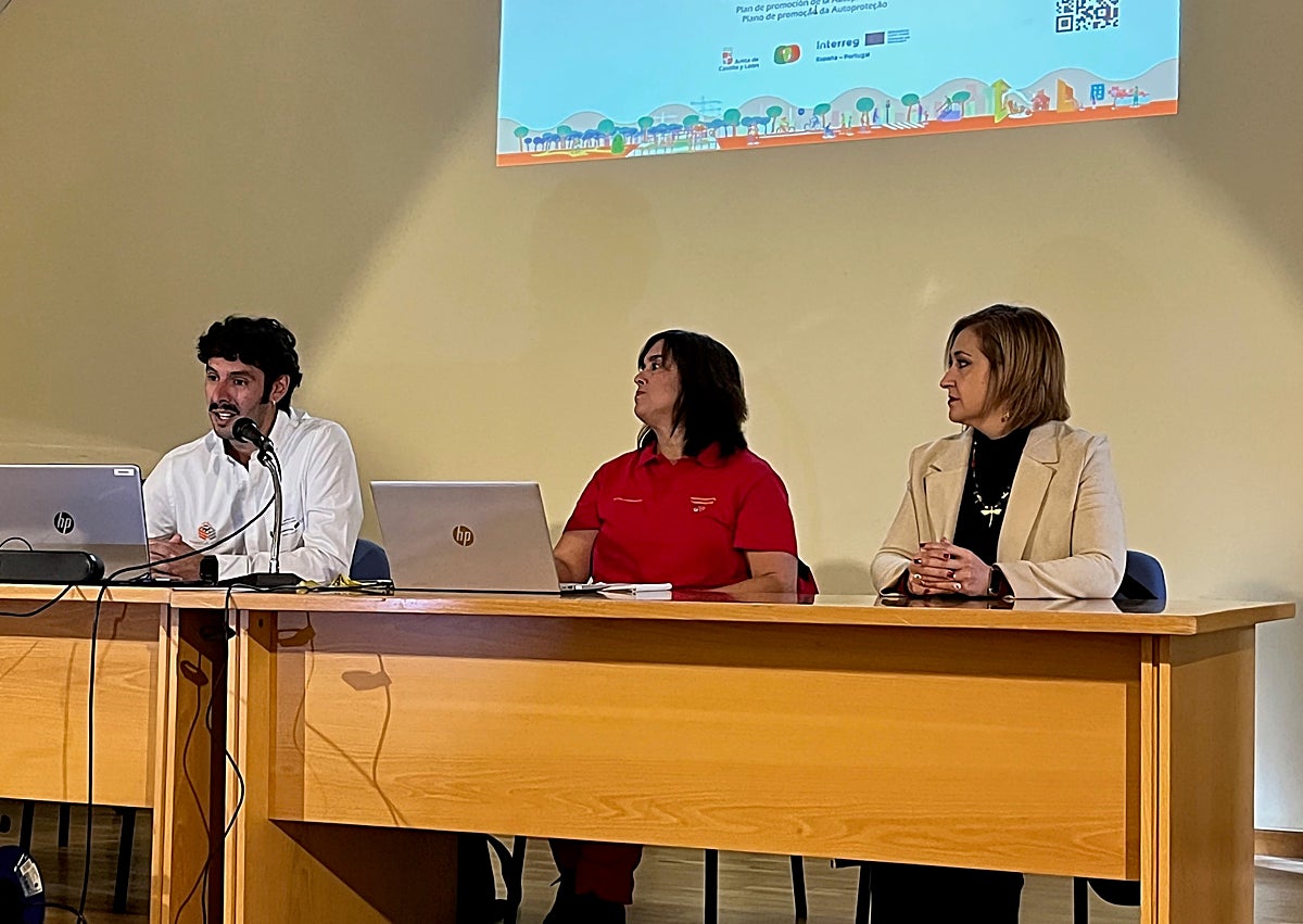 Imagen secundaria 1 - Imagen de la mesa celebrada en el convento de San Francisco y, también, de la actividad de primeros auxilios en el Ayuntamiento. 