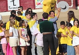 López Chaves recoge la ovación del público, rodeado de los mimebros de la familia de Aerscyl.