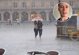 La Plaza Mayor sufre una intensa lluvia.