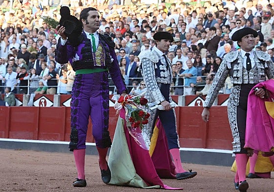 Morante de la Puebla, dando una lentísima vuelta al ruedo a La Glorieta.
