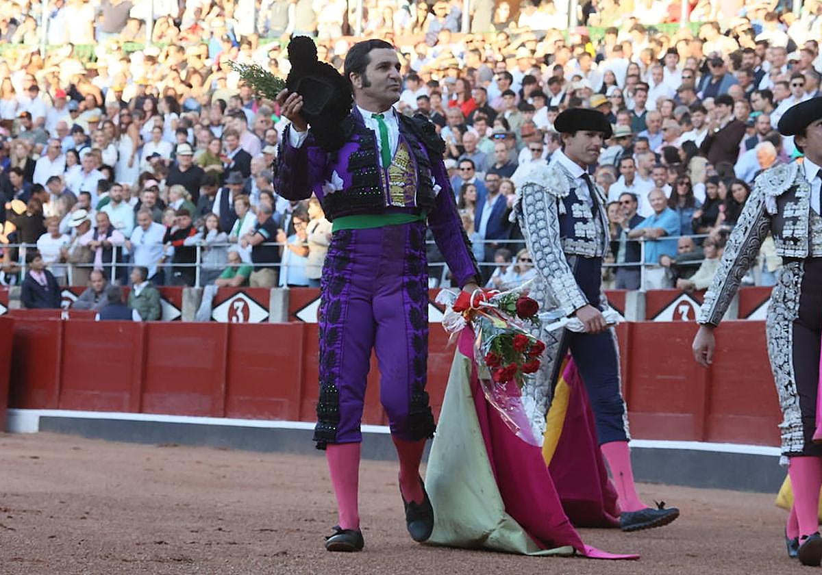 Morante de la Puebla, dando una lentísima vuelta al ruedo a La Glorieta.