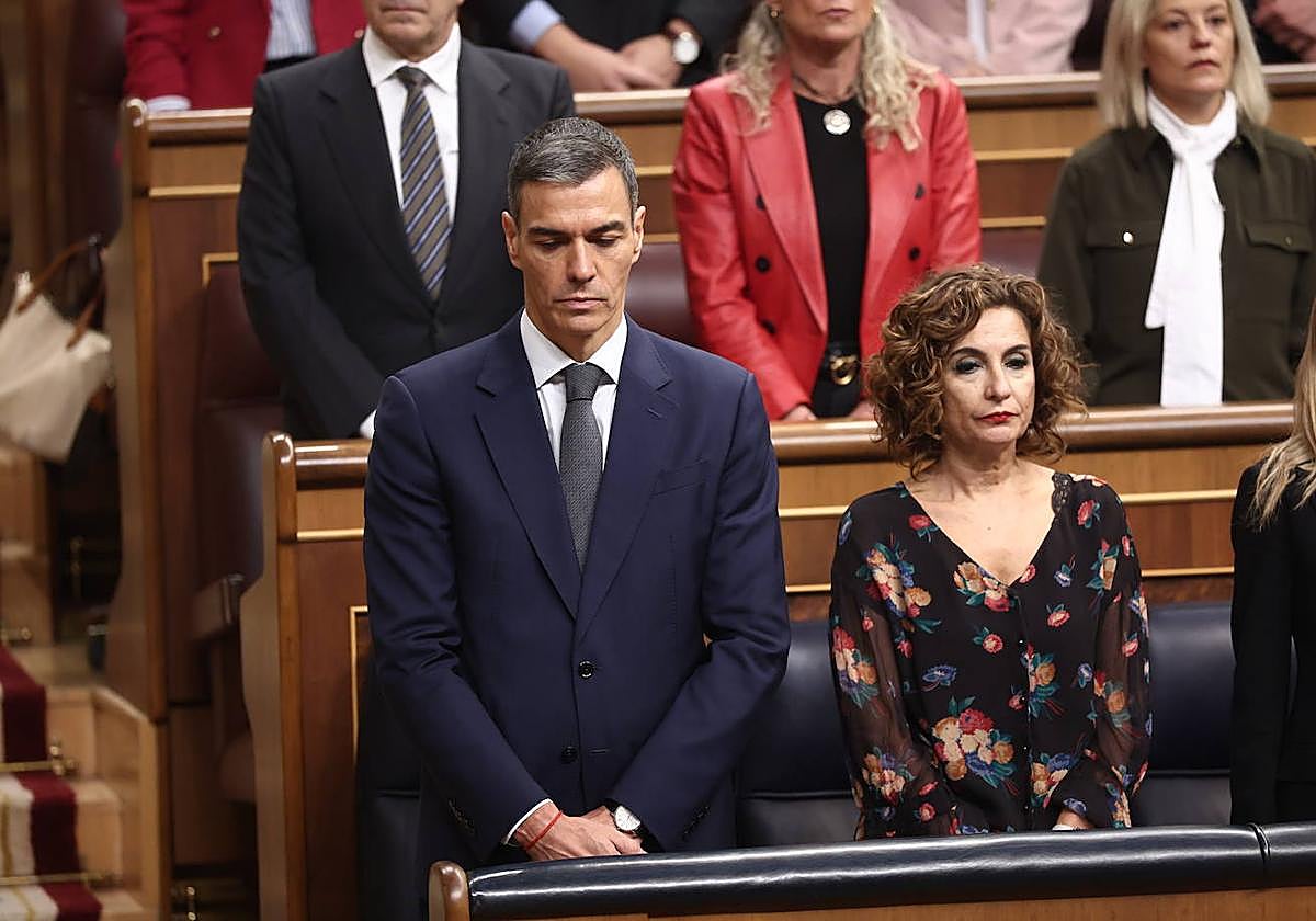 El presidente del Gobierno, Pedro Sánchez, y la vicepresidenta primera y ministra de Hacienda, María Jesús Montero, guardan un minuto de sielncio por las víctimas de la DANA.