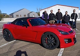 Ignacio, Guillermo, Adrián, Silvia y Rubén, miembros del Club Villoria Show posan delante de un Opel GT exclusivo.