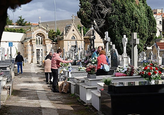 Visitantes, en el Cementerio San Carlos Borromeo, el año pasado por Todos los Santos.