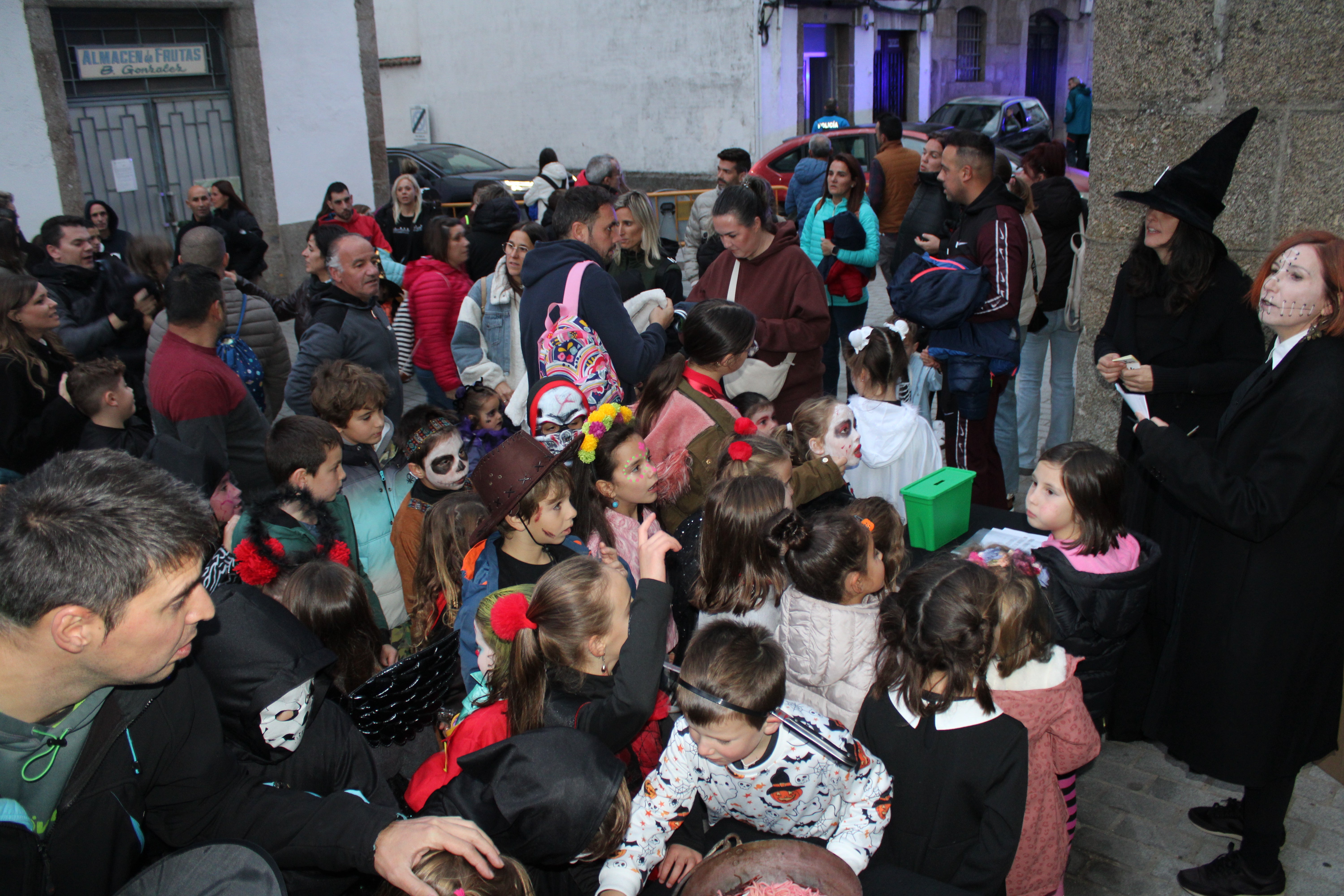 Éxito de la programación de Halloween, que se cambia al pabellón Sierra de Béjar por mal tiempo
