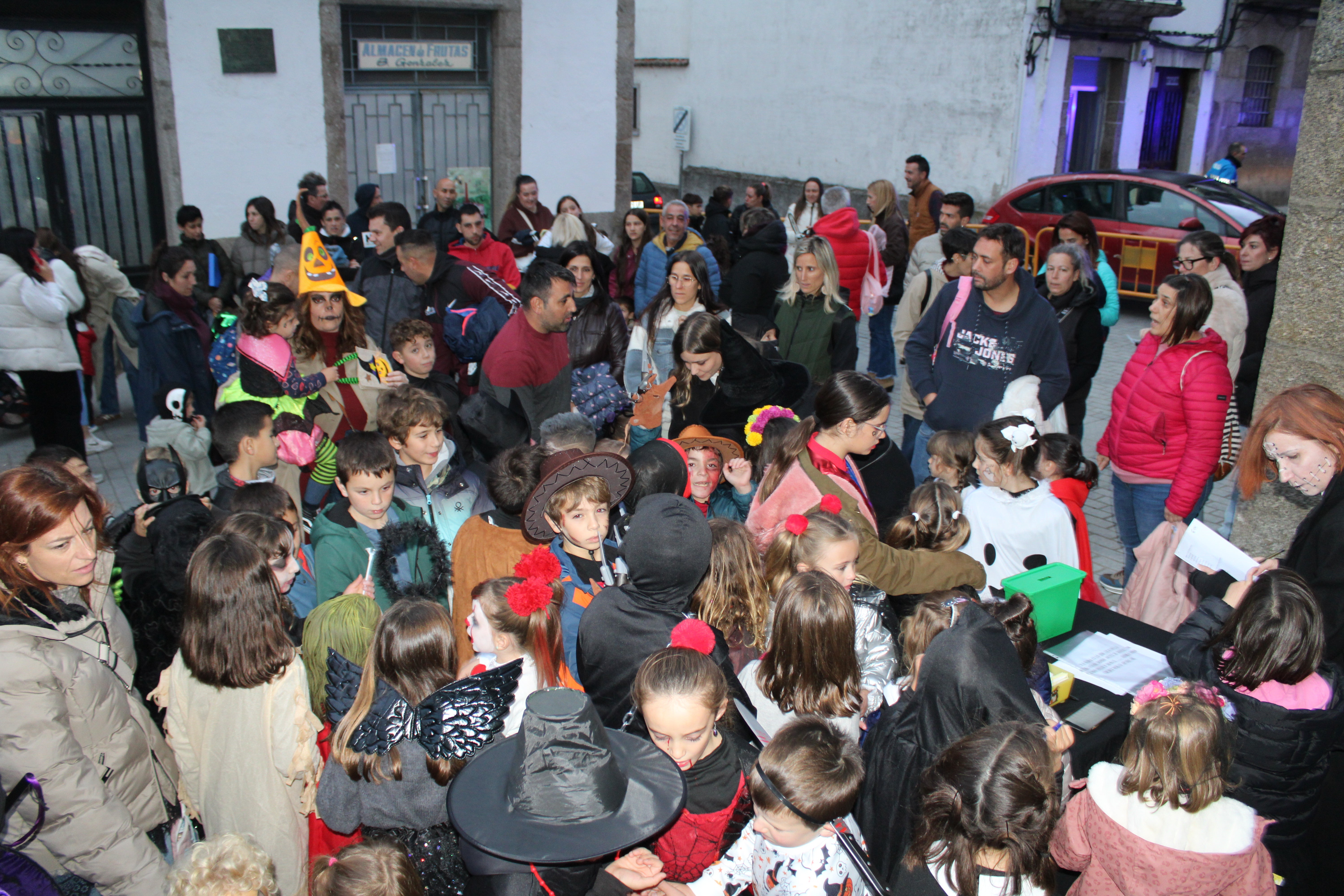 Éxito de la programación de Halloween, que se cambia al pabellón Sierra de Béjar por mal tiempo