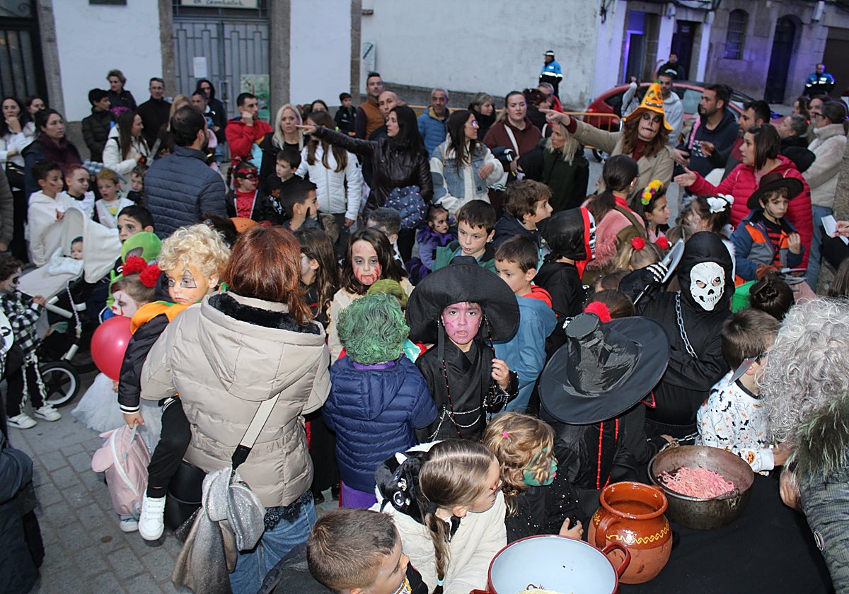 Éxito de la programación de Halloween, que se cambia al pabellón Sierra de Béjar por mal tiempo