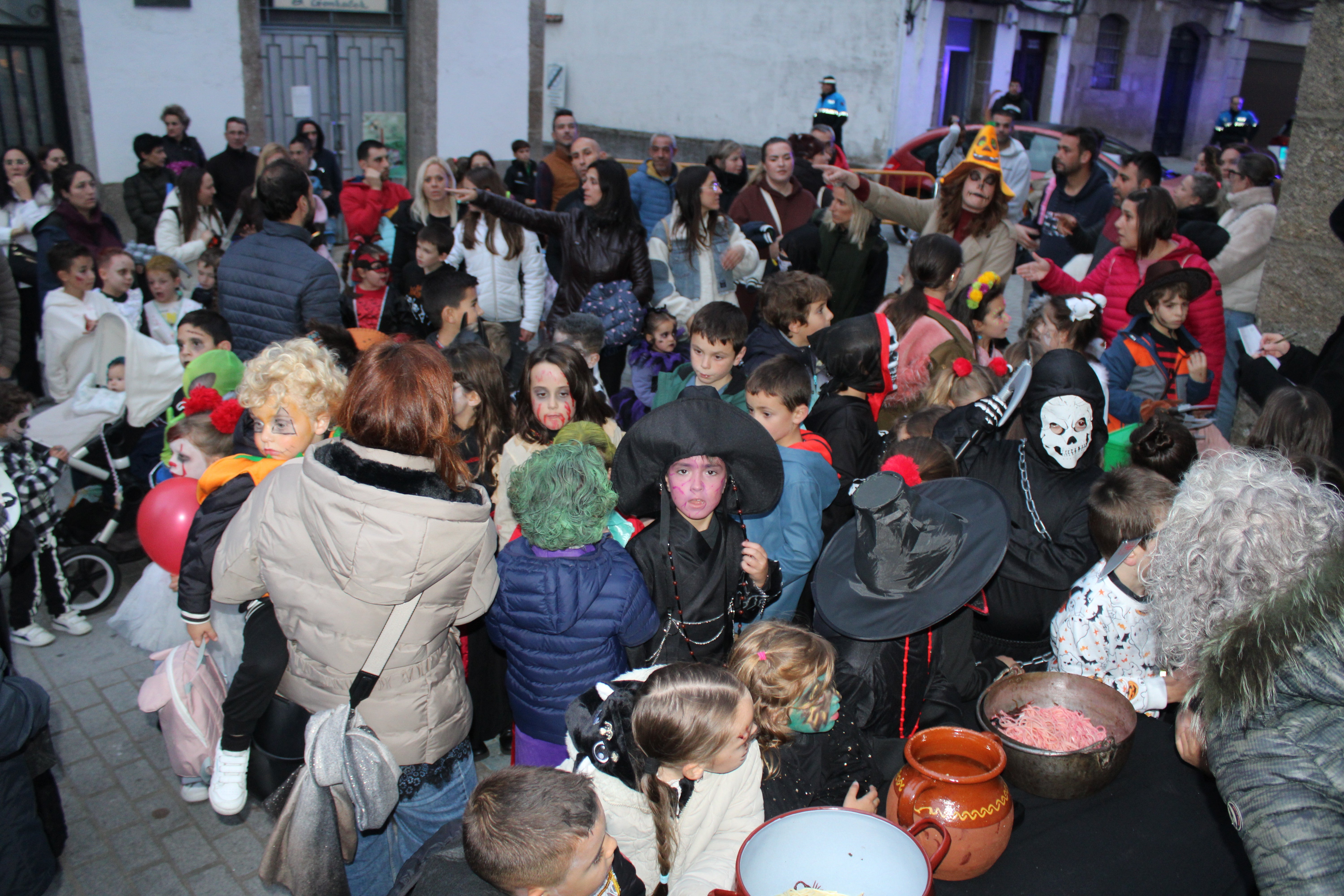 Éxito de la programación de Halloween, que se cambia al pabellón Sierra de Béjar por mal tiempo