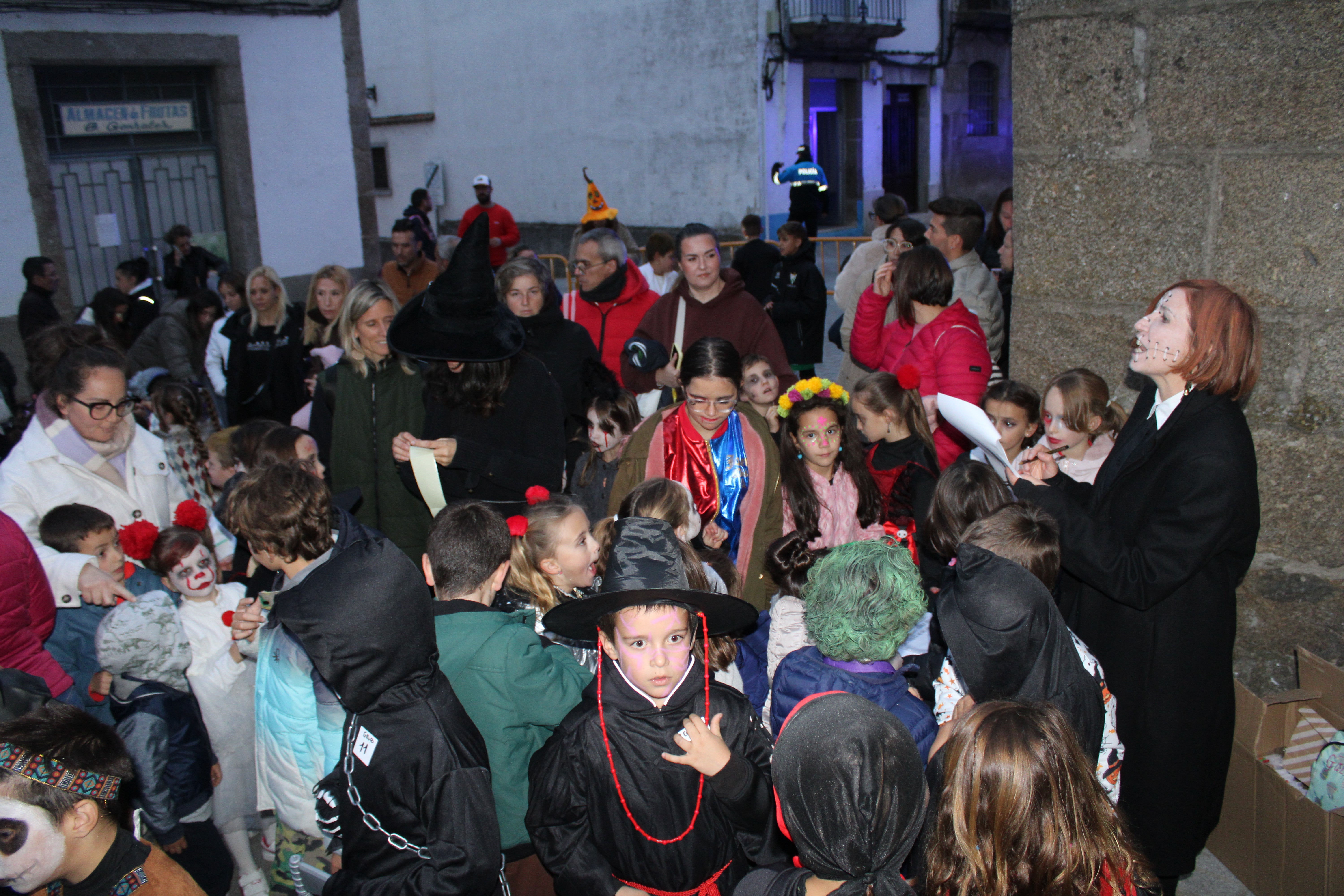 Éxito de la programación de Halloween, que se cambia al pabellón Sierra de Béjar por mal tiempo