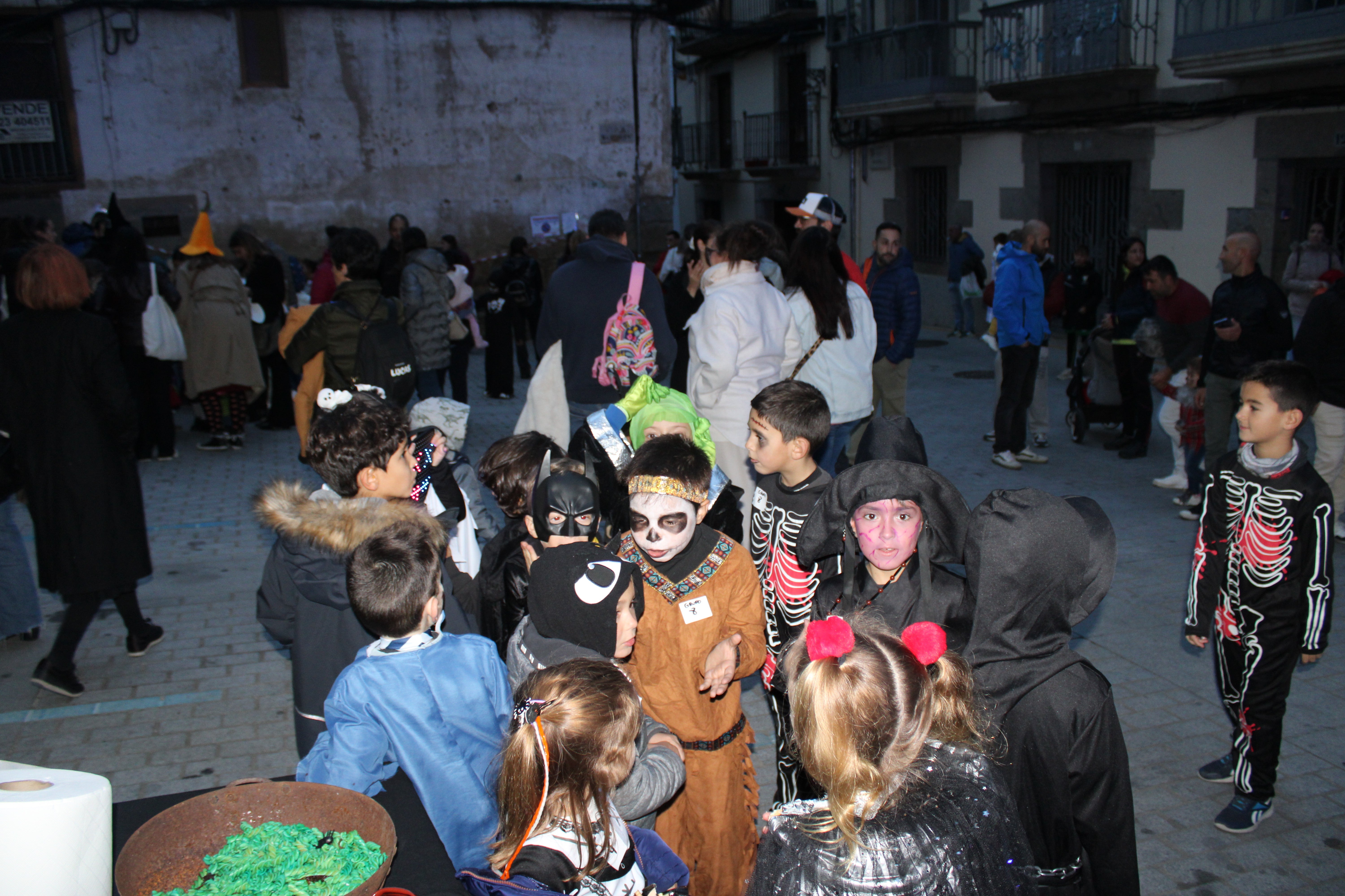 Éxito de la programación de Halloween, que se cambia al pabellón Sierra de Béjar por mal tiempo