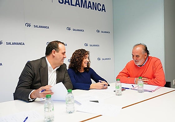 David Mingo, Pilar Sánchez y José Luis Caballero, este jueves, en la sede del PP de Salamanca.