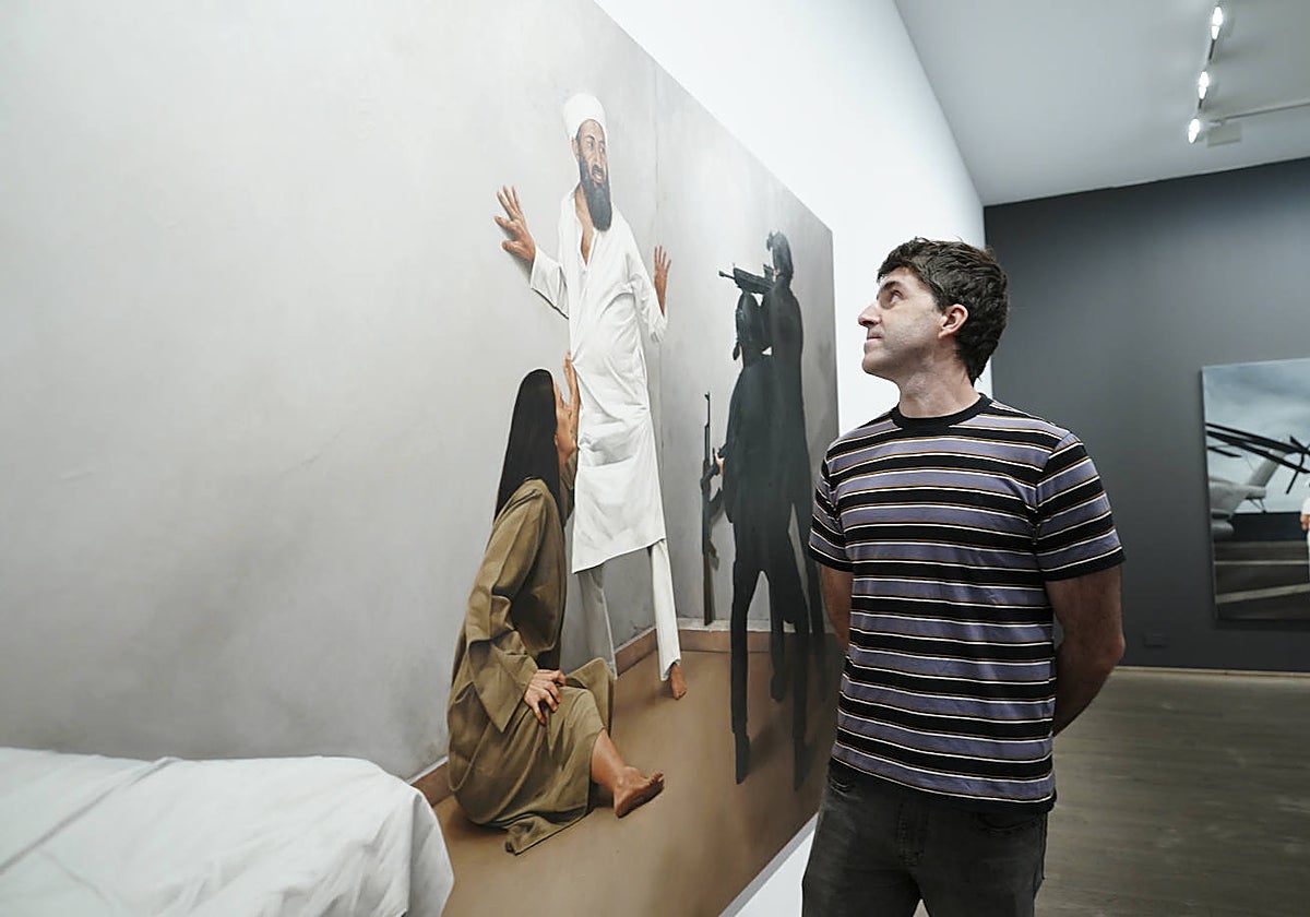 El artista Kepa Garraza, con una de sus obras.