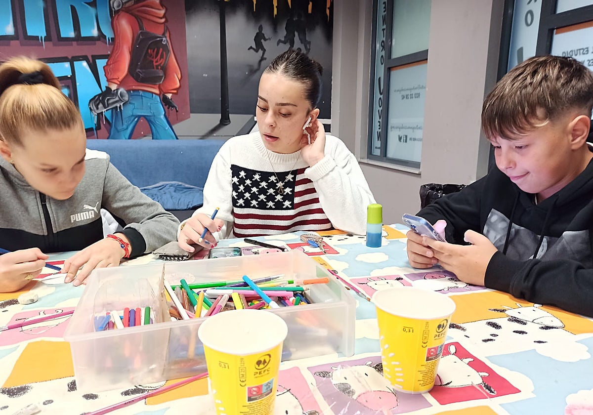 Jóvenes de Carbajosa de la Sagrada, en uno de los talleres.