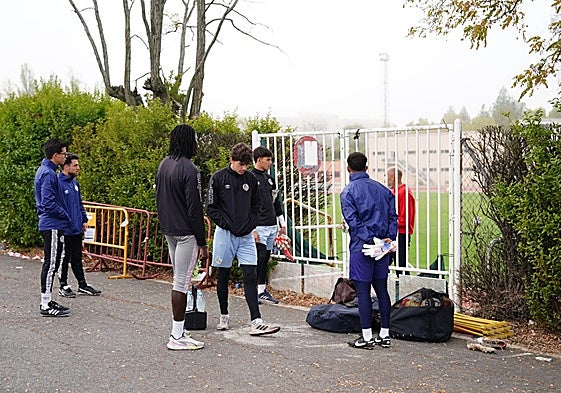 Los porteros y miembros del cuerpo técnico, encontrándose con la puerta cerrada.