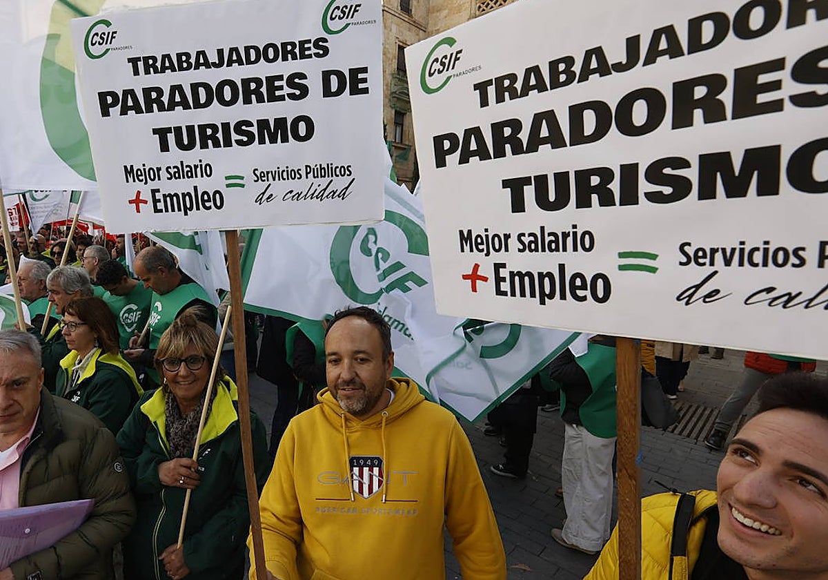 Trabajadores del sector público solicitan mejoras en el empleo.