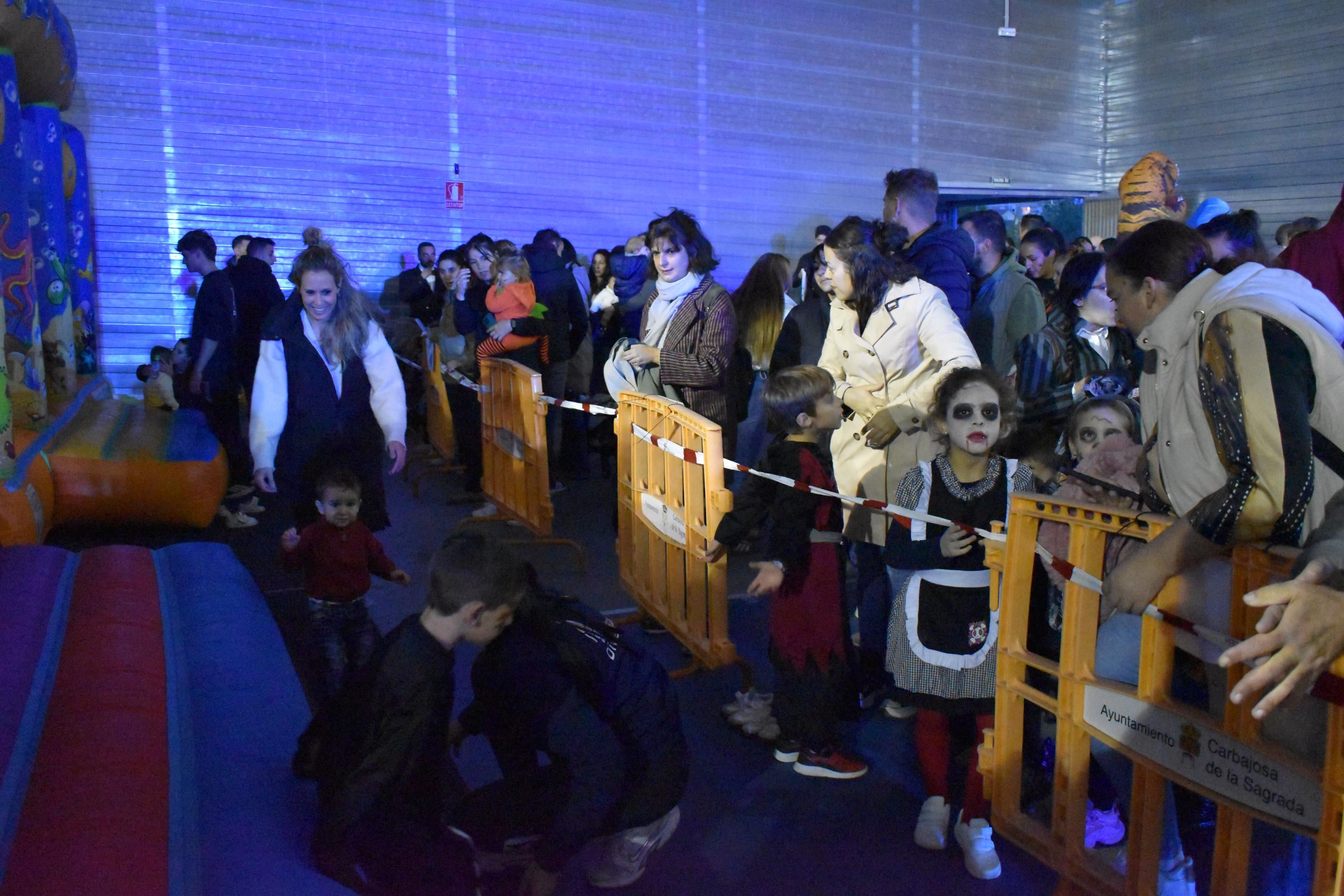 Túnel del terror, juegos y bailes en la tarde de Halloween en Carbajosa de la Sagrada