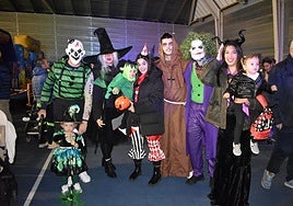 Vecinos de Carbajosa de la Sagrada. en la fiesta de Halloween.