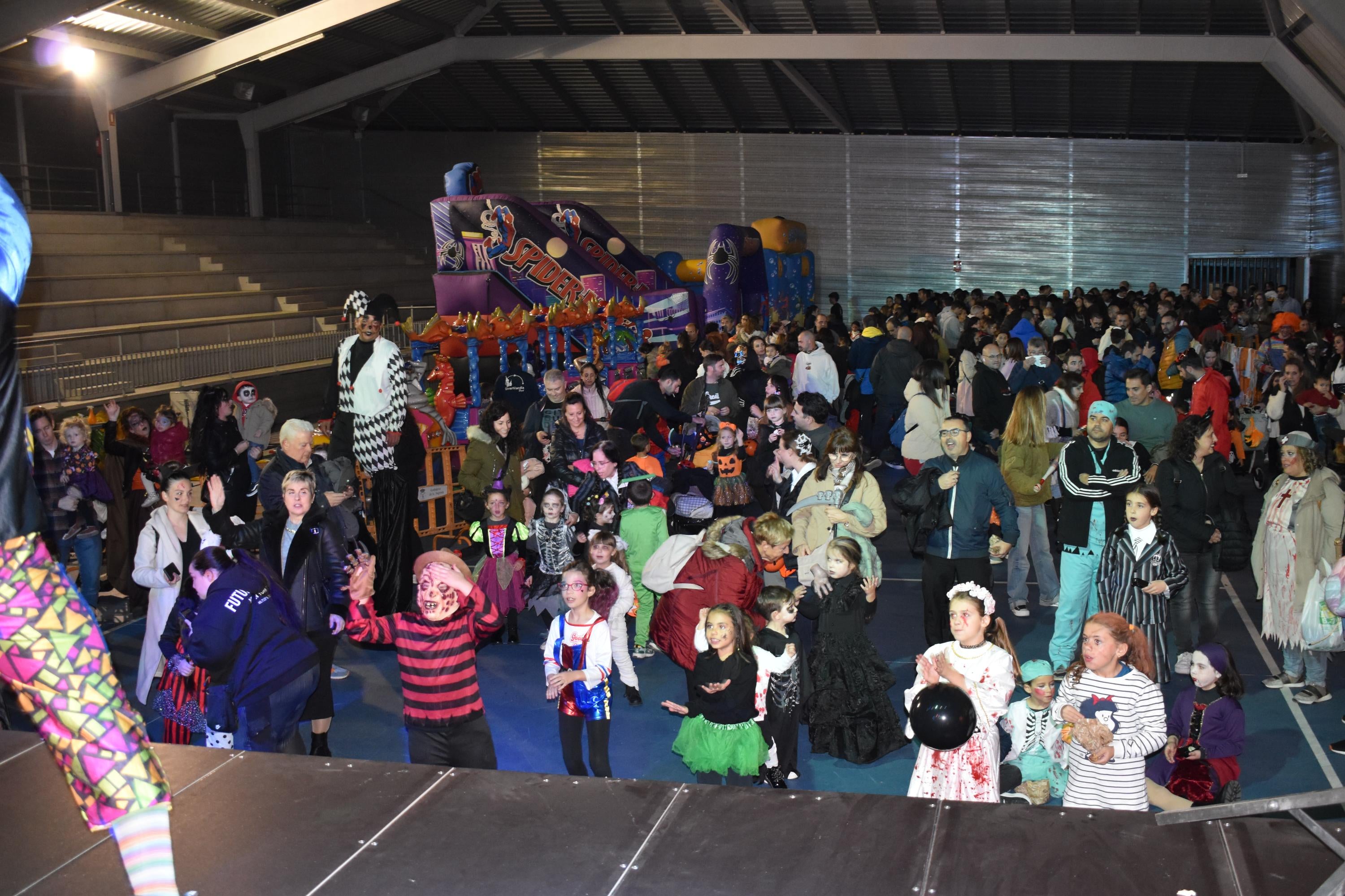 Túnel del terror, juegos y bailes en la tarde de Halloween en Carbajosa de la Sagrada