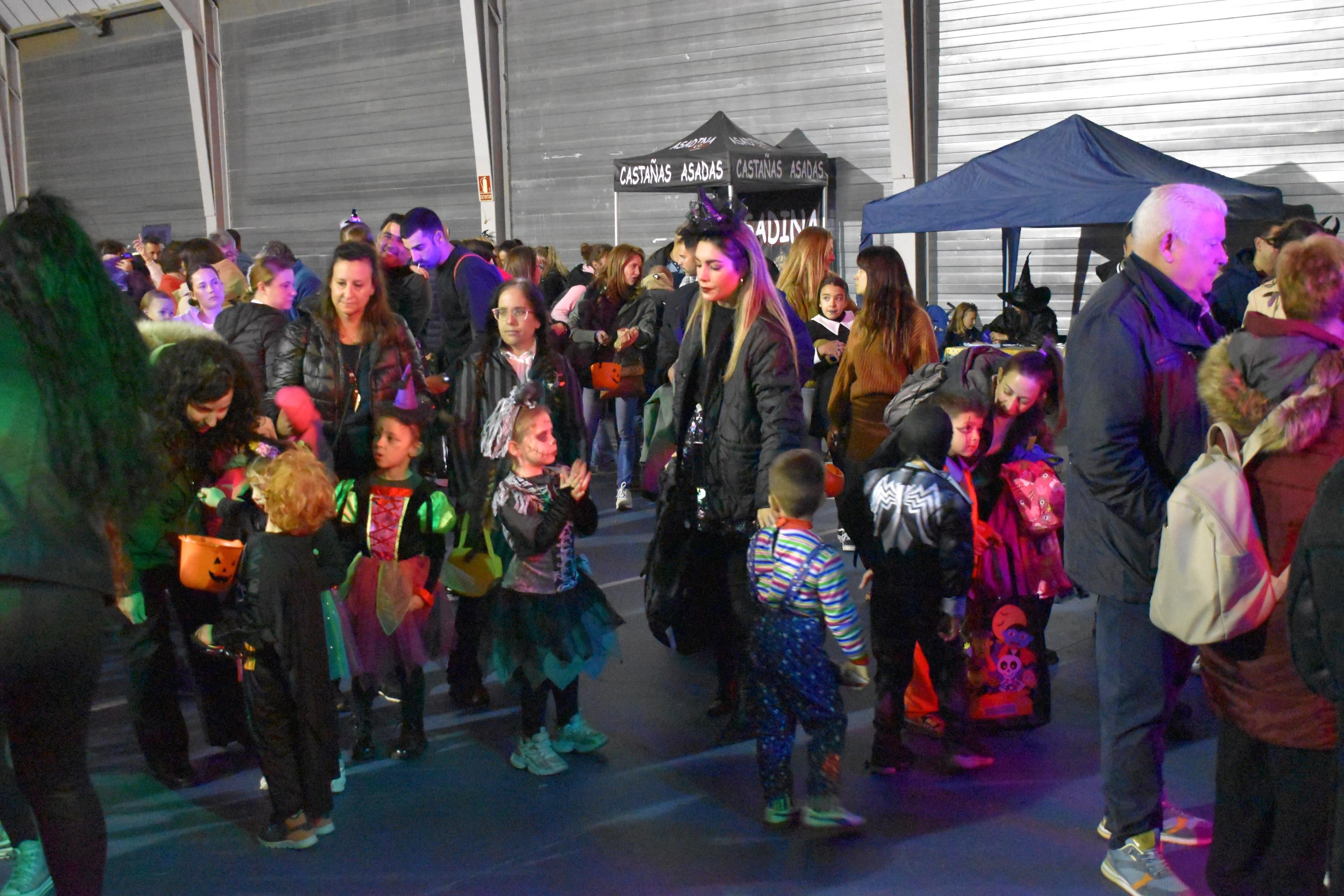 Túnel del terror, juegos y bailes en la tarde de Halloween en Carbajosa de la Sagrada