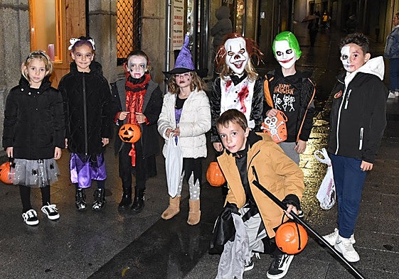Imagen de un grupo de pequeños disfrazados para disfrutar de la noche de Halloween en Béjar.