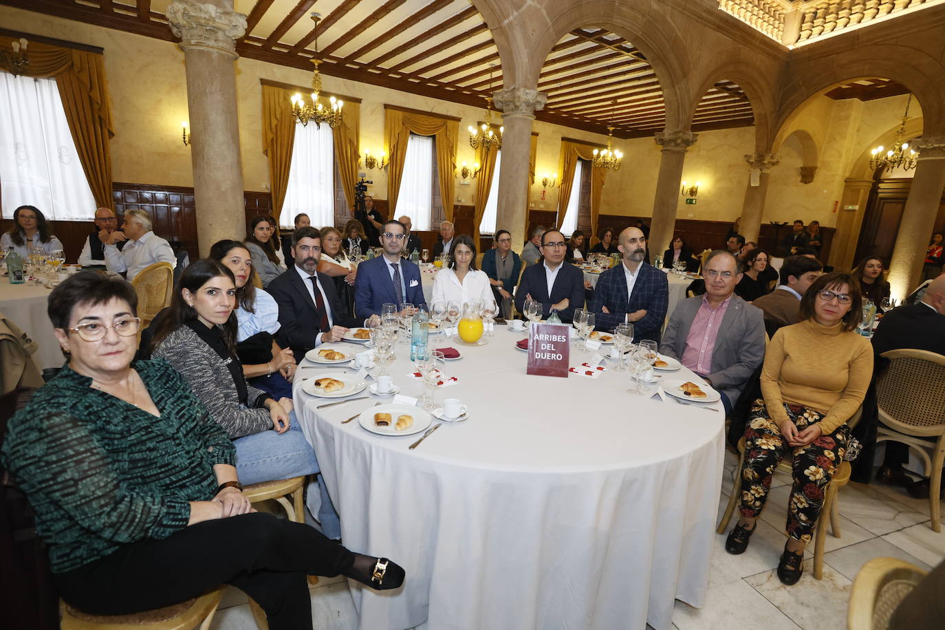 Mª Ángeles Flores, Paula San Martín y Amparo Casado (Universidad Pontificia), Antonio Flórez (Confederación de Empresarios), Emilio Checa (Cámara de Comercio), Susana Magdaleno (LA GACETA), Juan Alfaro y Miguel Moyano (Recoletas Salud), Santiago Santa Cruz (Colegio Oficial de Médicos) y Silvia Toribio (CSIF Salamanca).
