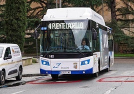 Autobús de la línea Cementerio-Puente Ladrillo, en la Gran Vía.