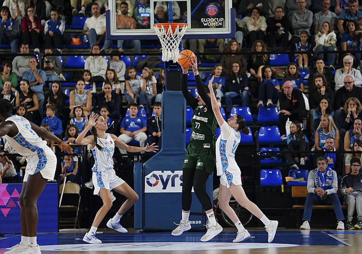 Belén Arrojo e Iyana Martín intentan cortar la progresión de Prince en el duelo del miércoles.