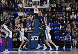 Belén Arrojo e Iyana Martín intentan cortar la progresión de Prince en el duelo del miércoles.