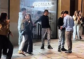 Varios jóvenes, bailando el pasado día 21 en la calle Toro.