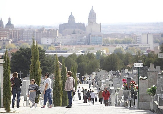 ¿Mantiene la tradición de acudir al cementerio por Todos los Santos?