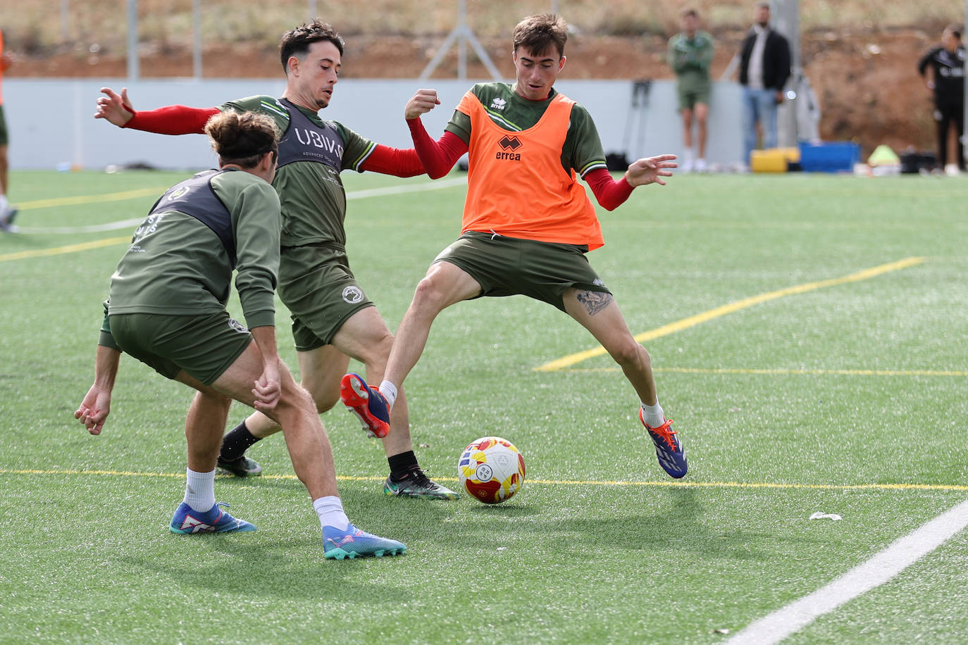 Jota trata de proteger el esférico mientras que Juanje y Piñán le intentan birlar el balón en un ejercicio de entrenamiento de la presente semana.