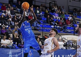 Aamari Smith, lanzando a canasta durante el partido.