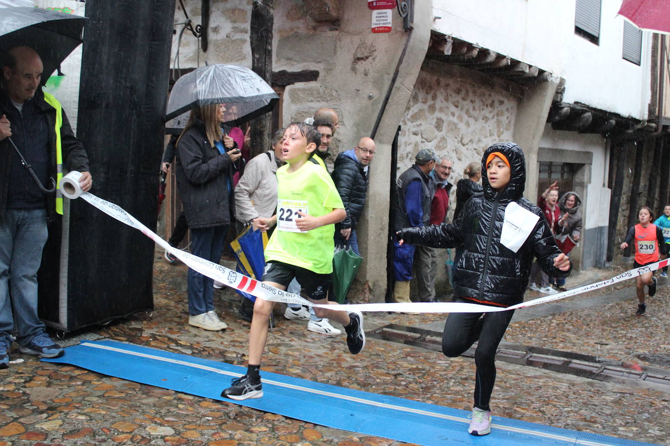 La lluvia no puede con la carrera de los lagares de San Esteban de la Sierra