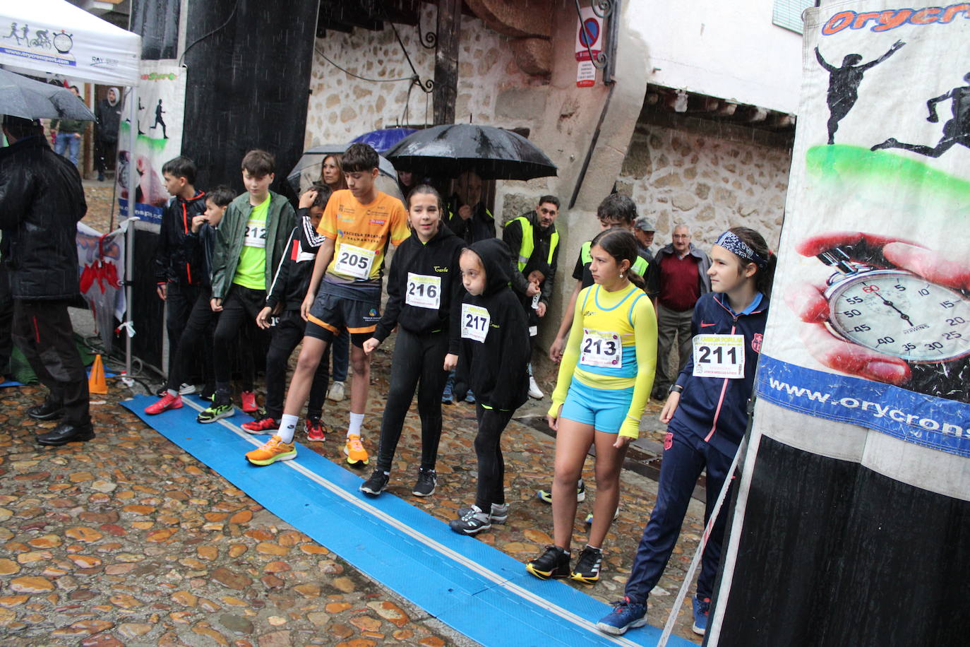 La lluvia no puede con la carrera de los lagares de San Esteban de la Sierra