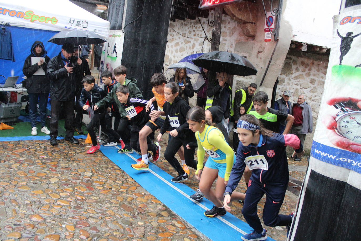 La lluvia no puede con la carrera de los lagares de San Esteban de la Sierra