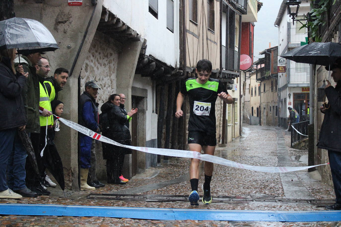 La lluvia no puede con la carrera de los lagares de San Esteban de la Sierra