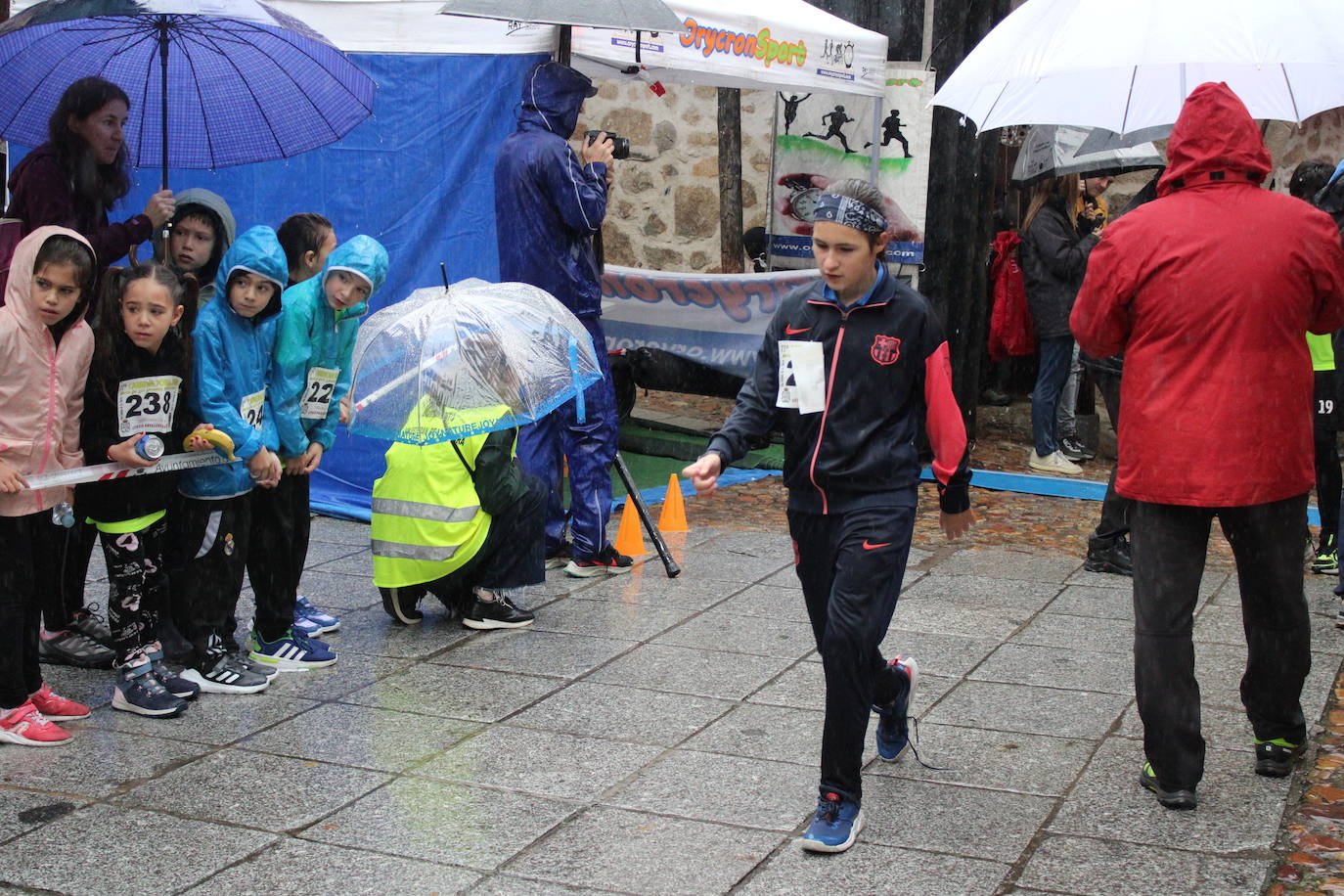La lluvia no puede con la carrera de los lagares de San Esteban de la Sierra
