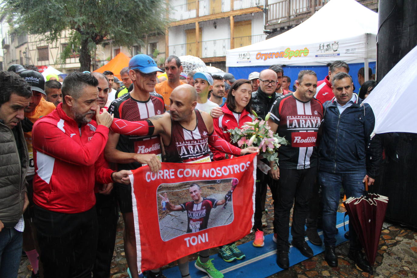 La lluvia no puede con la carrera de los lagares de San Esteban de la Sierra