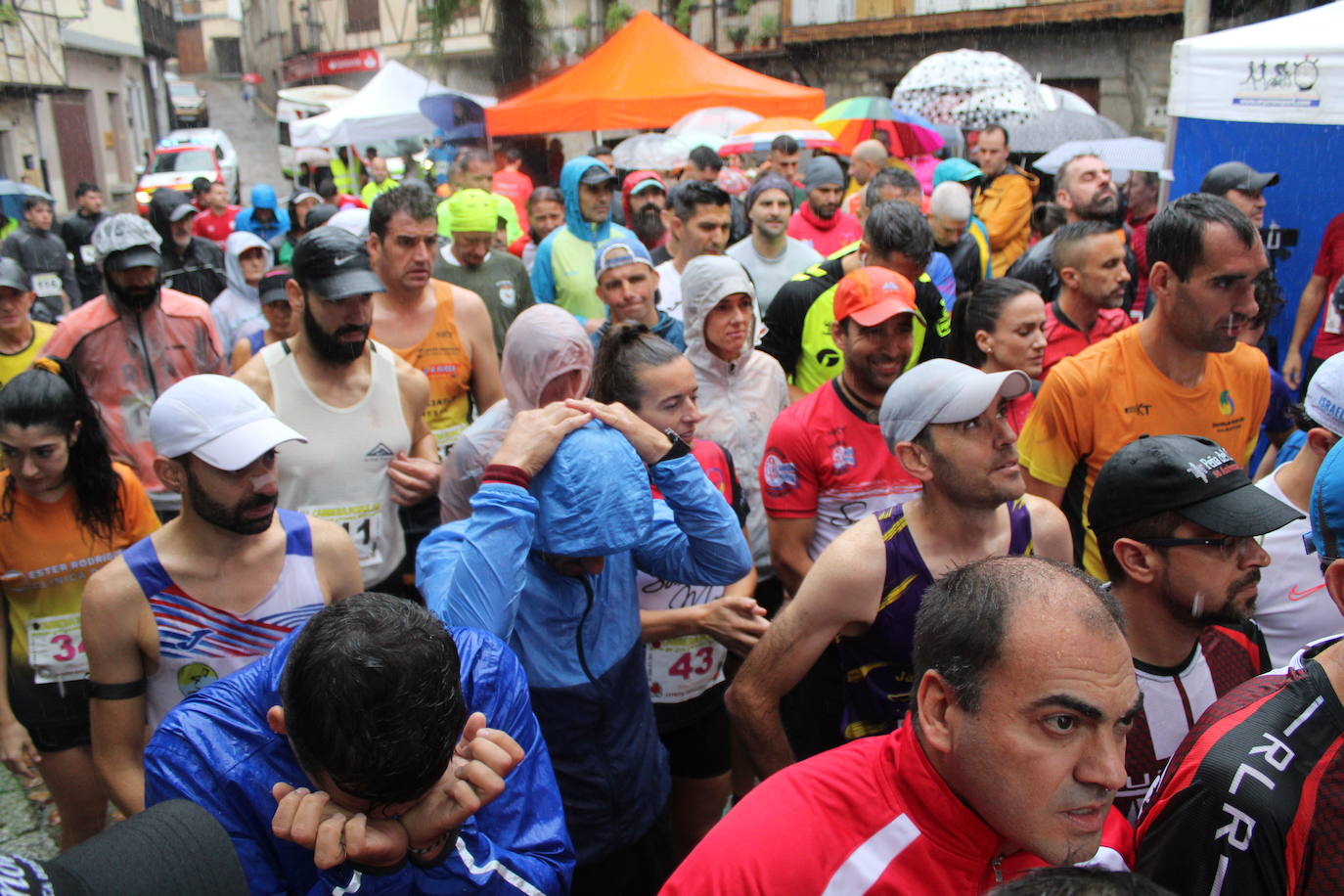 La lluvia no puede con la carrera de los lagares de San Esteban de la Sierra