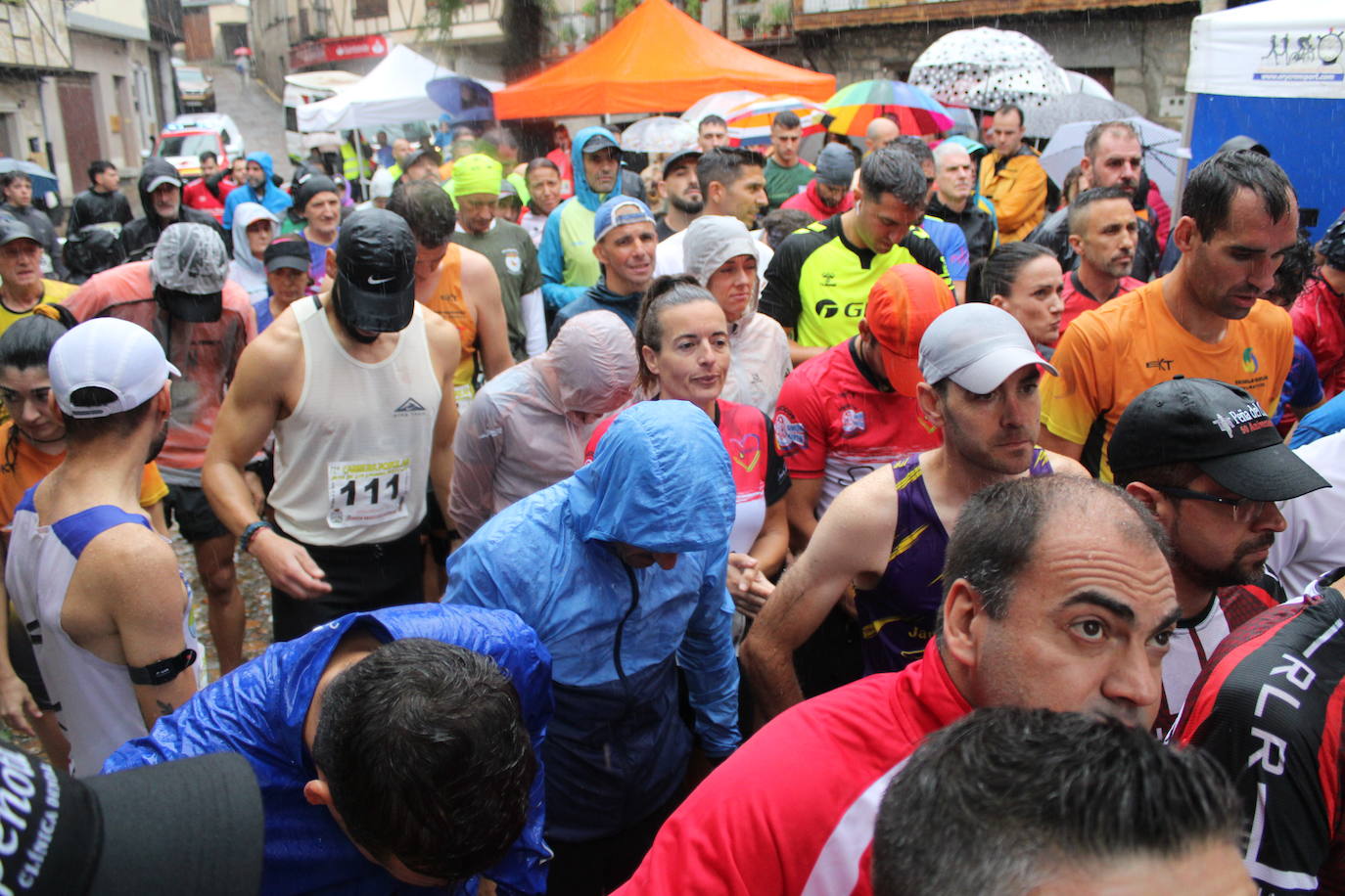 La lluvia no puede con la carrera de los lagares de San Esteban de la Sierra