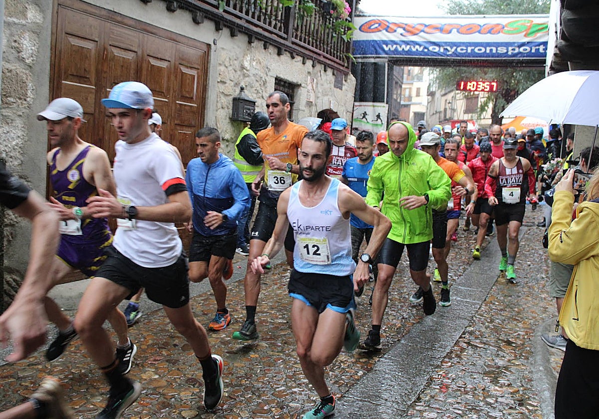 La lluvia no puede con la carrera de los lagares de San Esteban de la Sierra