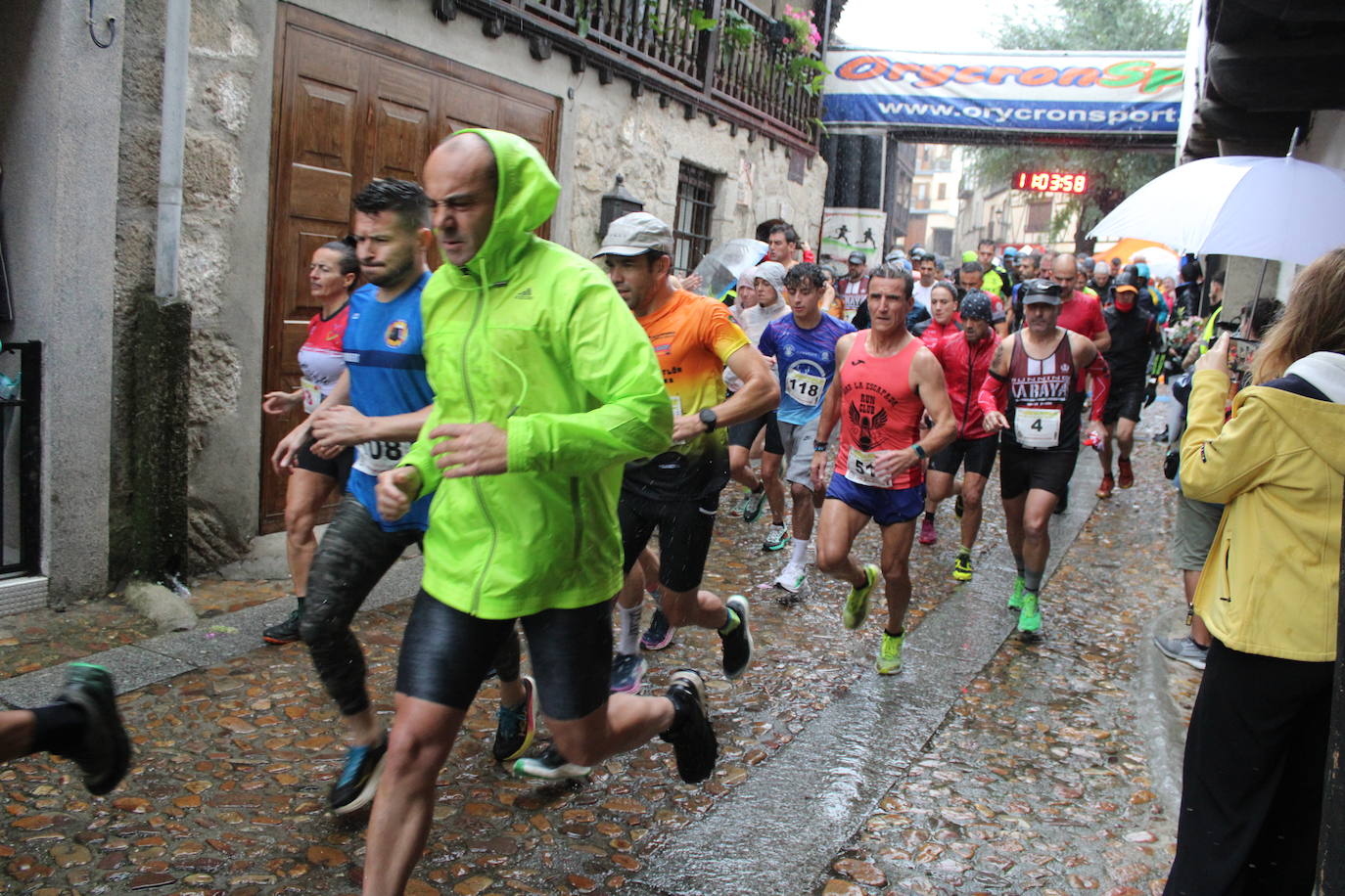 La lluvia no puede con la carrera de los lagares de San Esteban de la Sierra